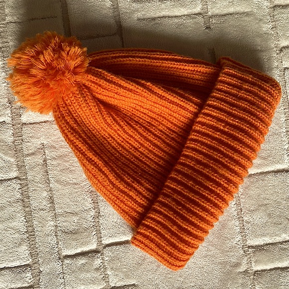 2for$10 Hand knit hat with pompo - Picture 1 of 5